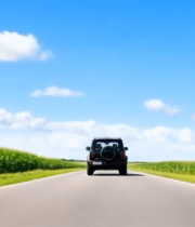 公路上行驶的越野汽车13740#横屏 