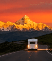 公路上行驶的房车与壮丽山景13150#横屏 