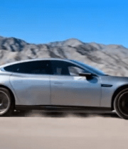 公路上行驶的银色新能源汽车7140#横屏 