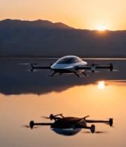 夕阳下湖面飞行的无人机9702#横屏 