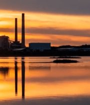 夕阳下湖边的工厂全景9259#横屏 