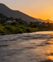 夕阳下河流旁的村落风光6842#横屏 