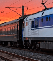 夕阳下和谐号列车行驶在铁轨3046#横屏 