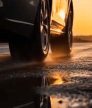 夕阳下公路上的汽车特写13788#横屏 