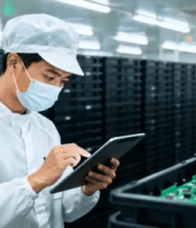 工人在工厂用平板检查电路板9713#横屏 