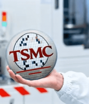 工人手持晶圆芯片素材7072#横屏 