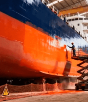 工厂内工人为大型货船喷漆5385#横屏 