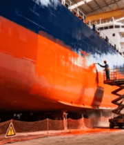 工厂内工人为大型货船喷漆5385#横屏 