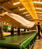 工厂工人在生产线搬运布料11050#横屏 