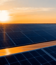 夕阳下的太阳能光伏板(1)11428#横屏 