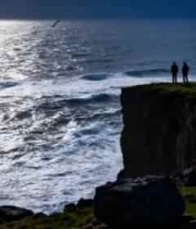 海岸边两人站立远眺大海11843#横屏 