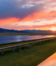 夕阳下的太阳能光伏电站10776#横屏 