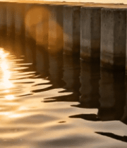 夕阳下岸边水面波光粼粼376#横屏 