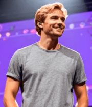 舞台上微笑男士5621#横屏 