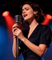 舞台上女子手持麦克风演唱12224#横屏 