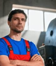 工厂工人双臂交叉站立370#横屏 