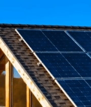 屋顶安装太阳能板的木屋819#横屏 