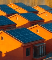 屋顶安装太阳能板的房屋群5451#横屏 