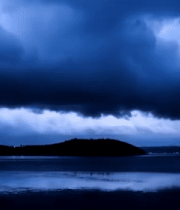 乌云笼罩下的海岛与海面14867#横屏 
