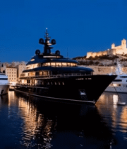 港口停泊多艘豪华游艇夜景1953#横屏 