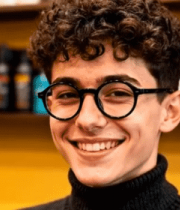 微笑男士于美发店的特写2157#横屏 