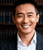 微笑男士于书架前的画面14218#横屏 