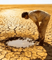 干旱土地农民俯身看水坑13593#横屏 