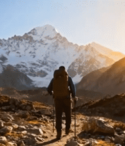 徒步者于山间持杖前行4523#横屏 