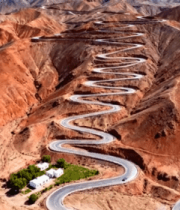 蜿蜒公路穿行于红色山地7646#横屏 