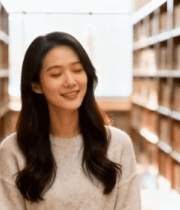 图书馆内女性微笑站立7400#横屏 