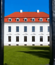 透过铁门拍摄的红顶白建筑5557#横屏 