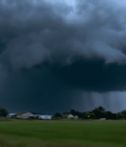 田野上空乌云密布暴雨将至9538#横屏 