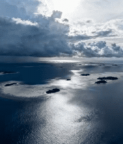 俯瞰海洋中的岛屿与云层1945#横屏 