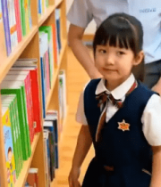 图书馆小女孩与工作人员互动画面6704#横屏 