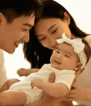 父母与婴儿温馨互动画面2935#横屏 