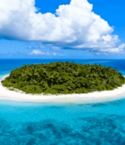 俯瞰海洋中的绿色小岛9448#横屏 