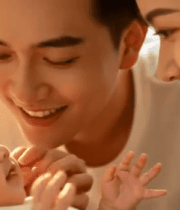 父母与婴儿温馨互动画面(1)5698#横屏 