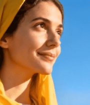 头戴黄头巾女子户外阅读3884#横屏 