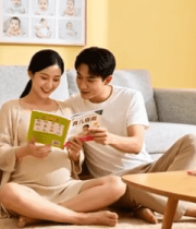 夫妻在家中一起看育儿书籍8786#横屏 