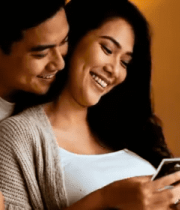 夫妻二人查看孕妇超声照片2957#横屏 