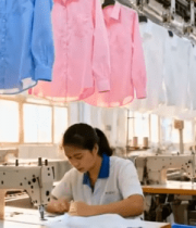 服装厂工人操作缝纫机10151#横屏 