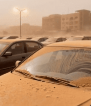 停车场汽车遭遇沙尘暴71#横屏 