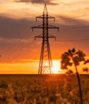 田野上的电塔与日落景象14176#横屏 