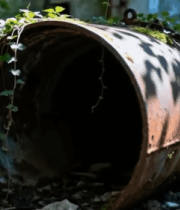 	 废弃场地生锈铁桶自然景象3914#横屏 