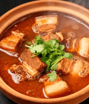陶制砂锅中炖煮的红烧肉7281#横屏 