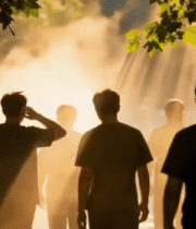 多人在树林逆光下行走场景1642#横屏 