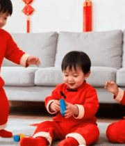 儿童身着红衣室内玩耍2170#横屏 