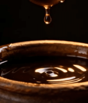 陶罐中倾倒液体素材12179#横屏 