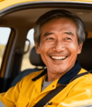 司机坐在黄色车内微笑1798#横屏 