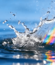 水花溅起带彩虹效果的自然景象8498#横屏 